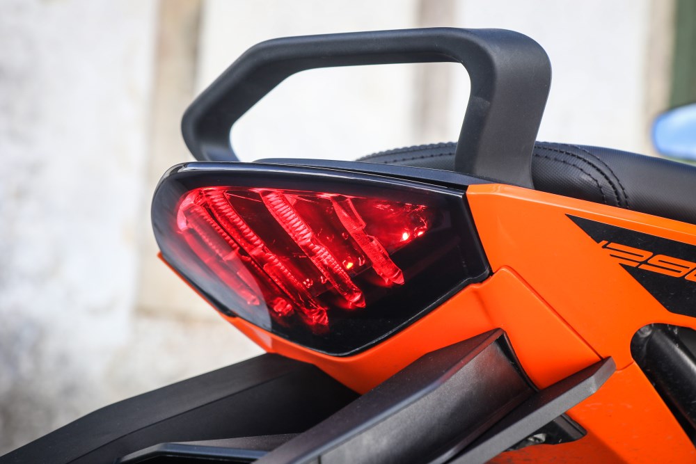 KTM 1290 Super Duke GT – A laranja electrónica