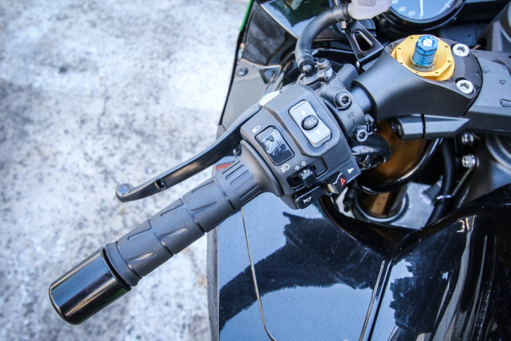 Ensaio – Kawasaki ZZR 1400 Licença para voar