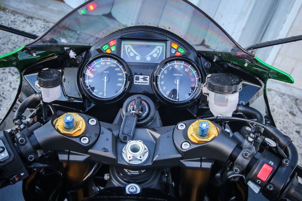 Ensaio – Kawasaki ZZR 1400 Licença para voar