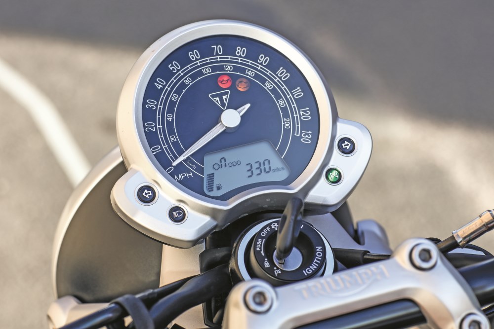 Ensaio – Triumph Street Twin – Rebelde urbana