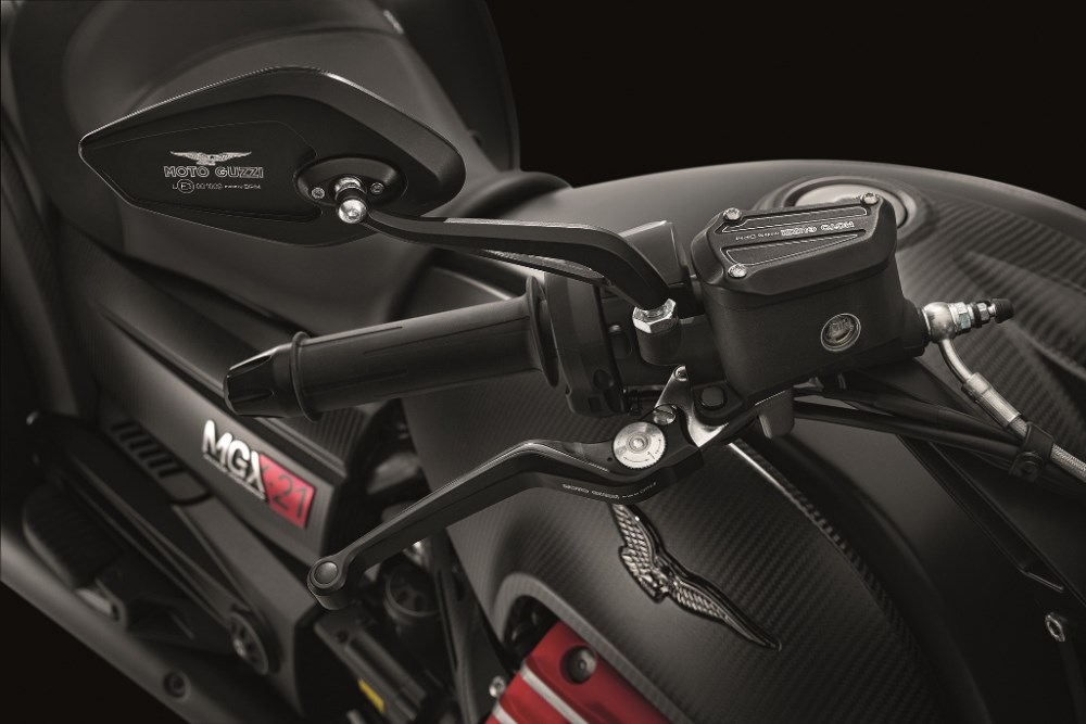 Moto Guzzi MGX-21 chegou ao mercado nacional