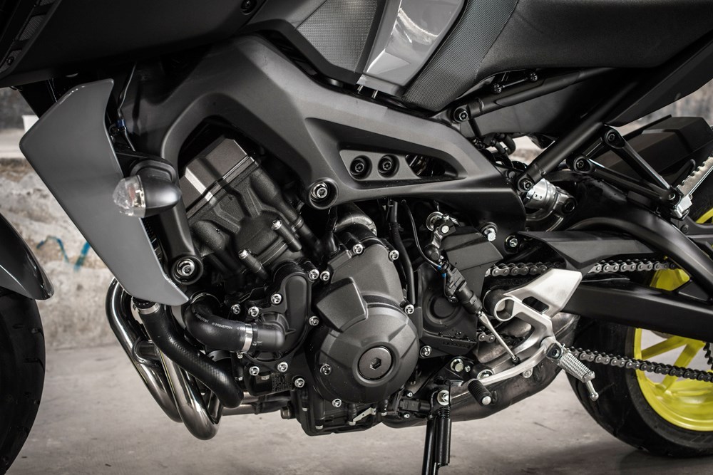 Ensaio: Yamaha MT09 – 2017 “Re-Evolution on the Dark Side”