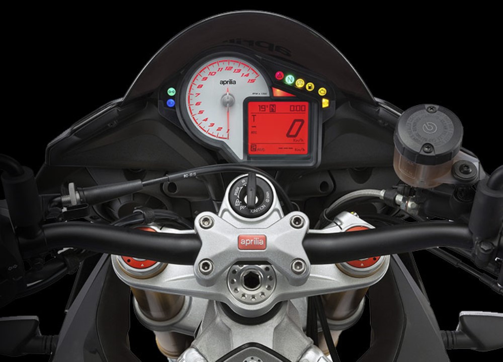 Aprilia Tuono V4 1100 pura adrenalina