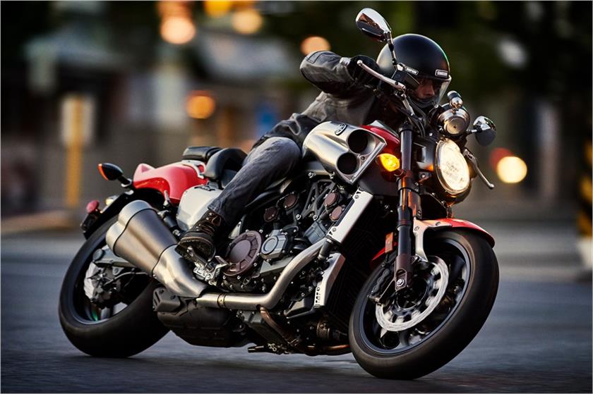 YAMAHA VMAX – Um ICON na História das Muscle-Bikes