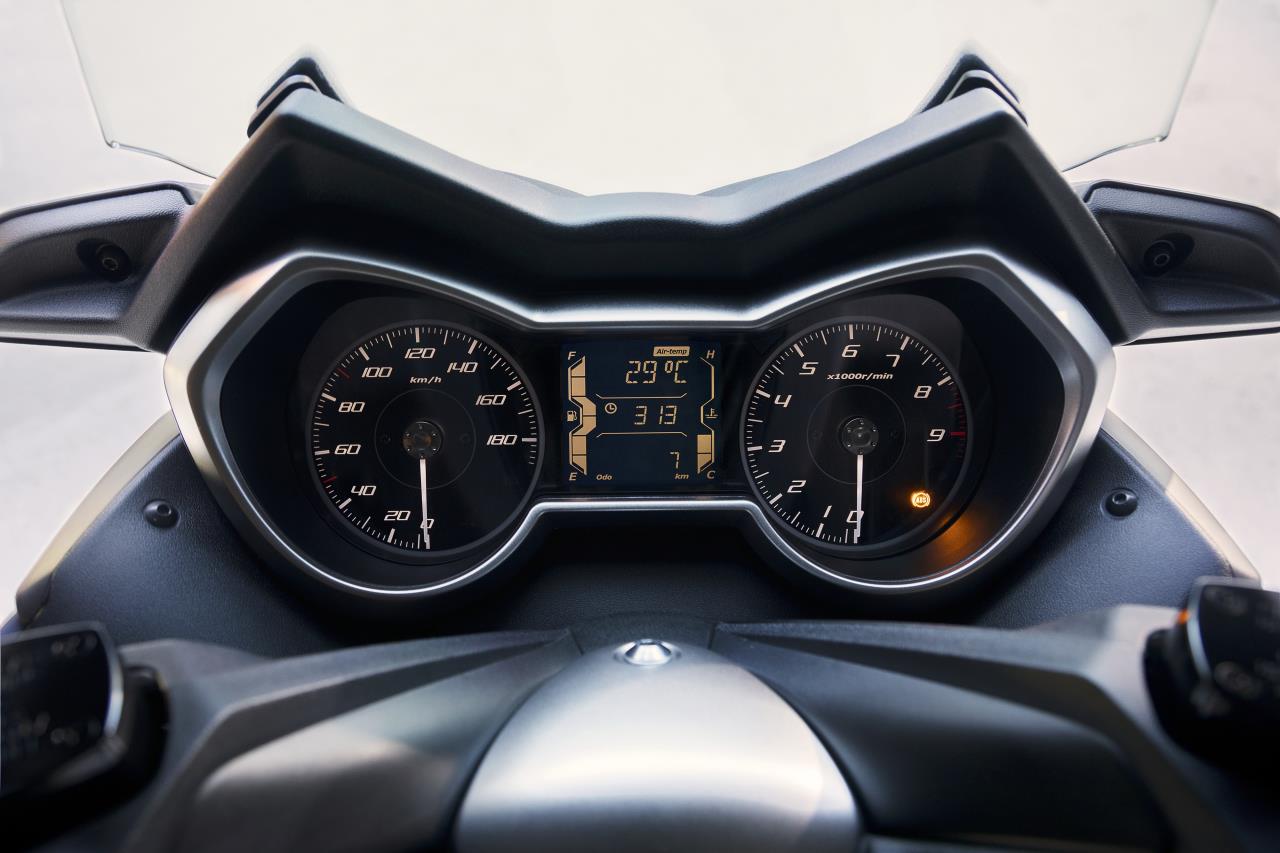 ENSAIO YAMAHA X-MAX 400 de 2018 – No meio está a virtude