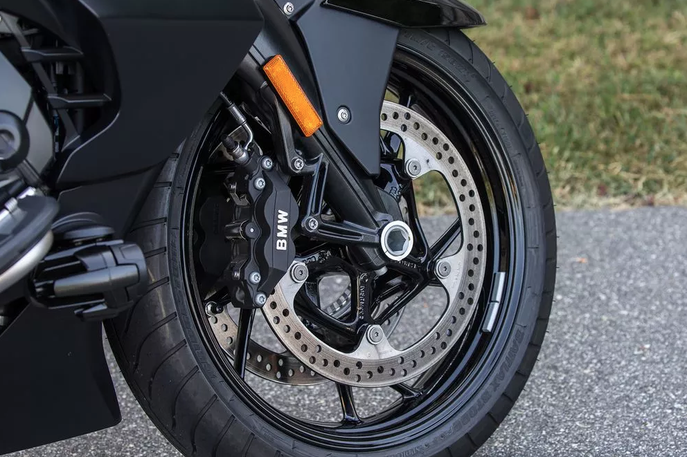 BMW K 1600 B – Uma Cruiser GT vestida de “Bagger”