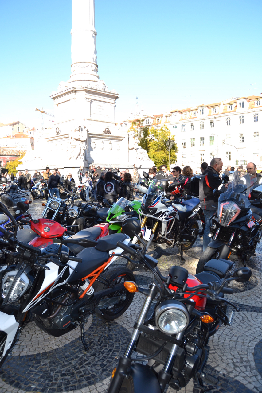 Manifestação de milhares de motociclistas no Rossio contra as medidas do Governo.