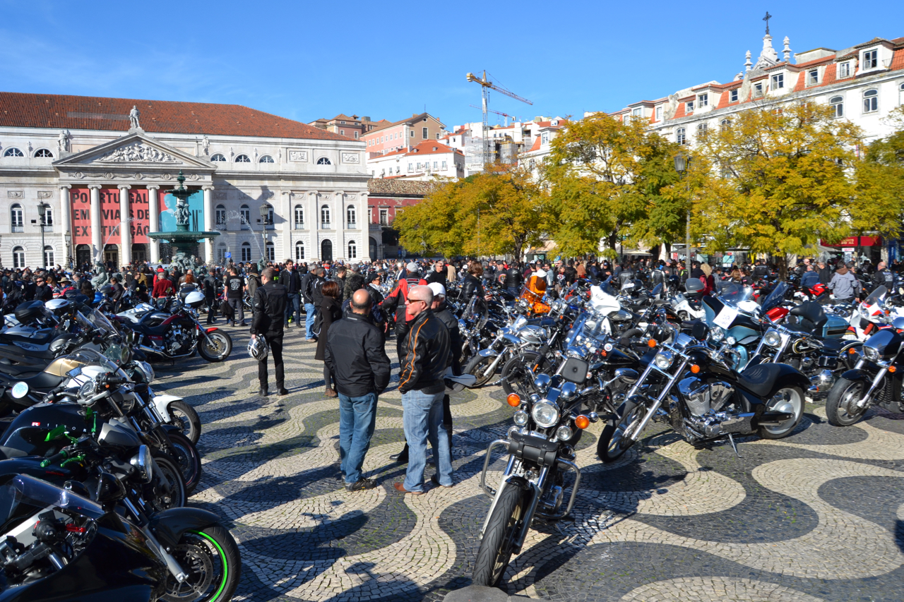 Manifestação de milhares de motociclistas no Rossio contra as medidas do Governo.