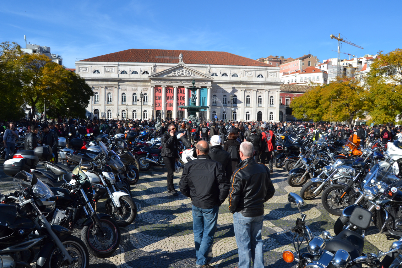 Manifestação de milhares de motociclistas no Rossio contra as medidas do Governo.