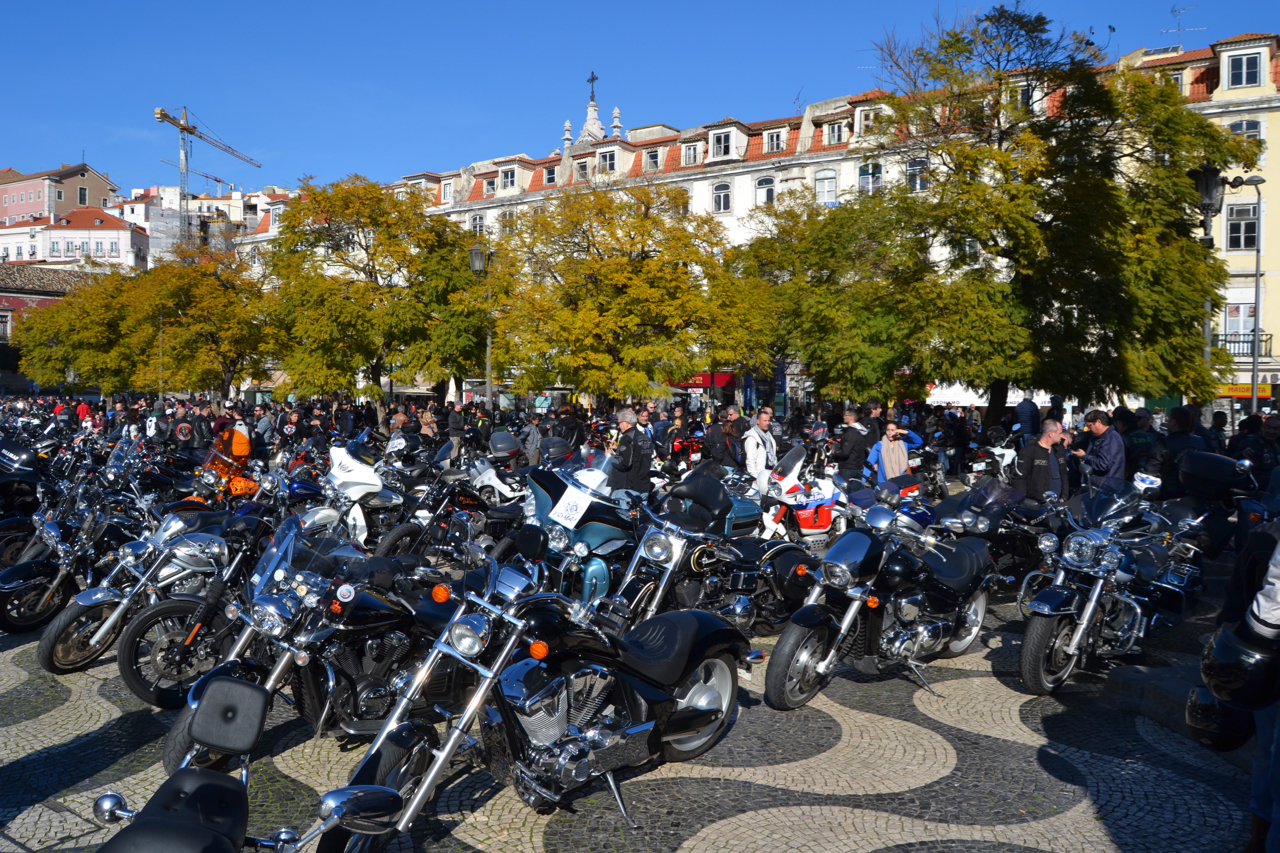 Manifestação de milhares de motociclistas no Rossio contra as medidas do Governo.