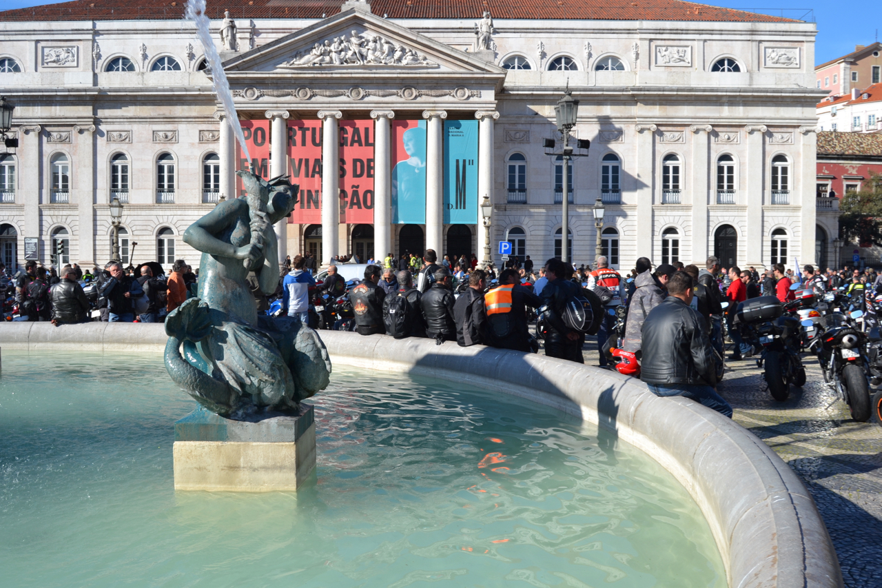 Manifestação de milhares de motociclistas no Rossio contra as medidas do Governo.