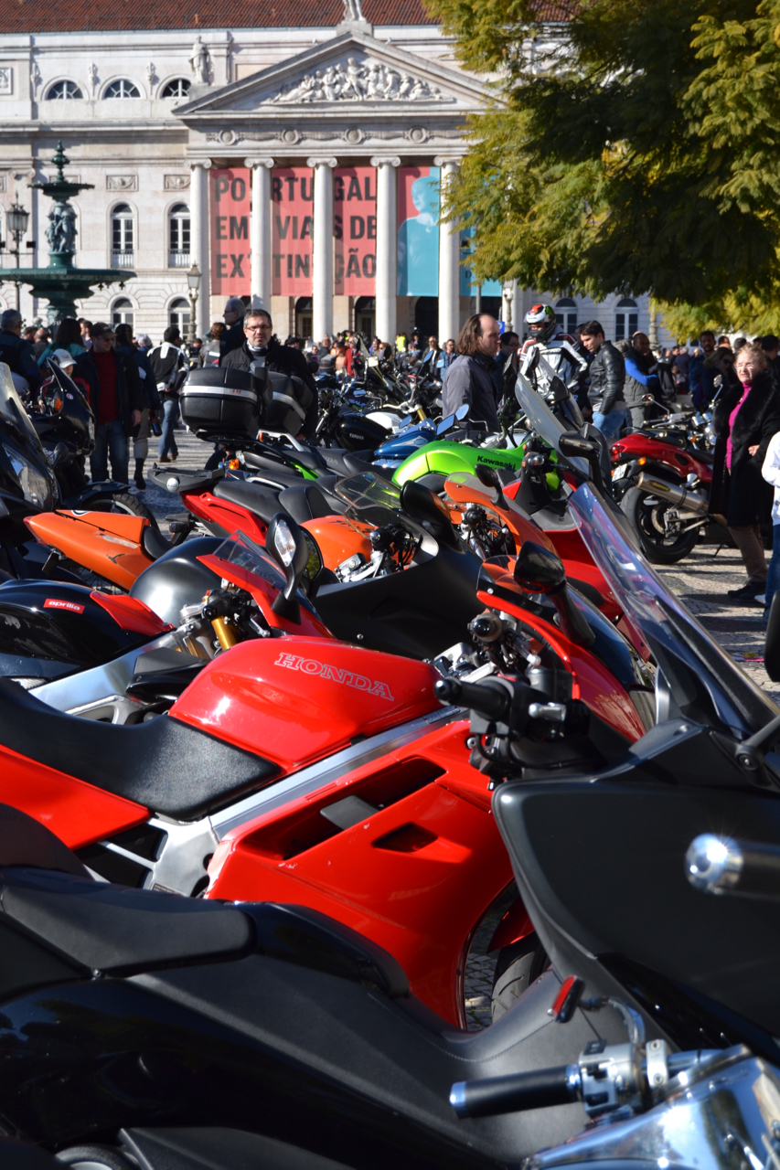 Manifestação de milhares de motociclistas no Rossio contra as medidas do Governo.