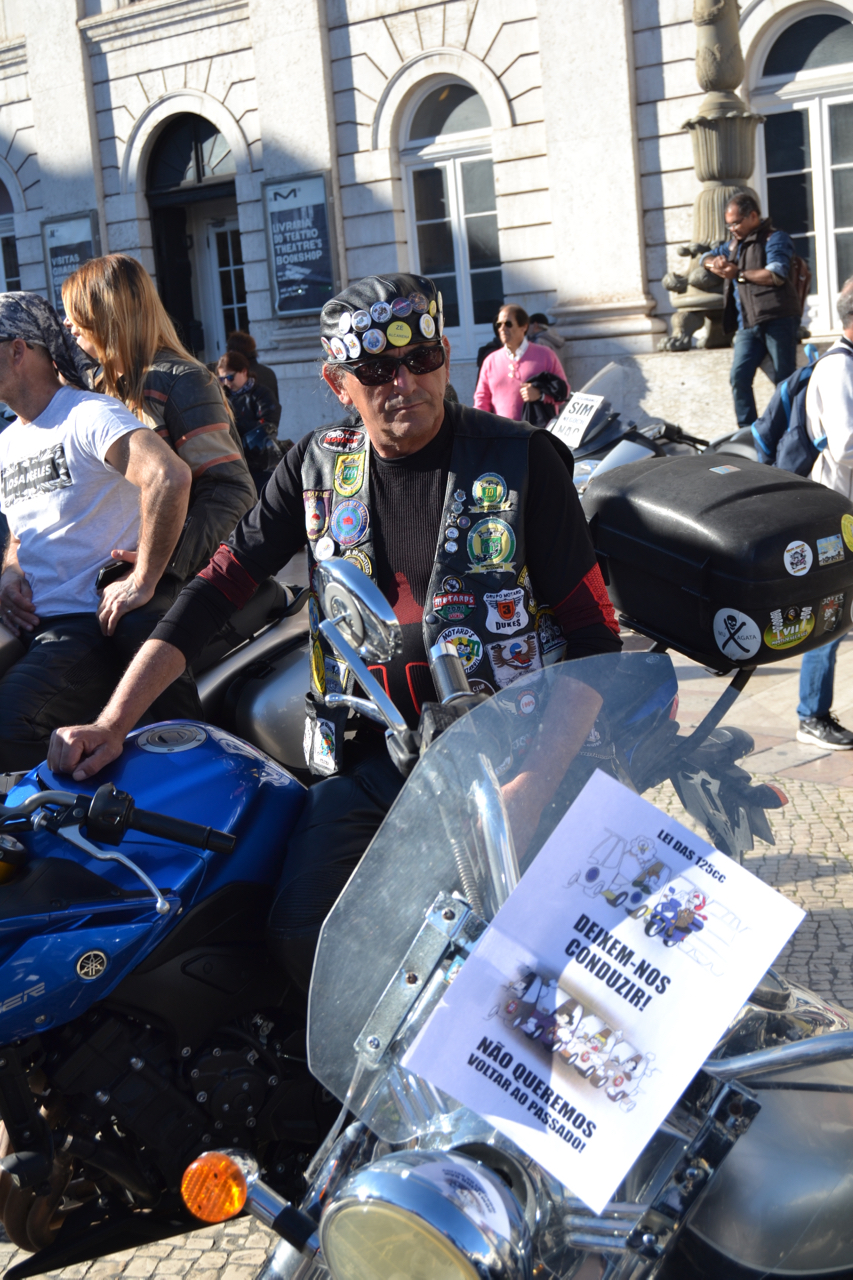 Manifestação de milhares de motociclistas no Rossio contra as medidas do Governo.