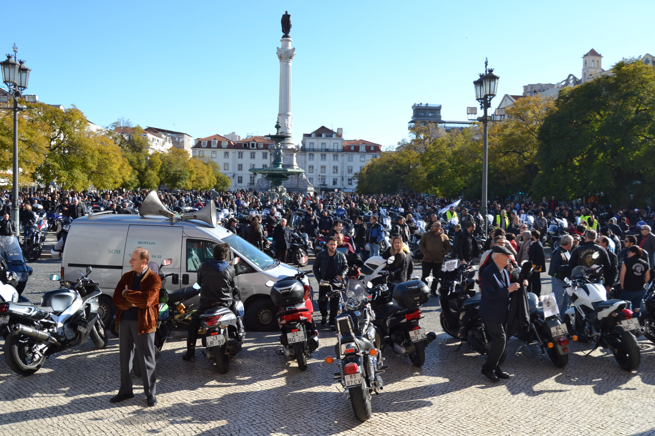 Manifestação de milhares de motociclistas no Rossio contra as medidas do Governo.
