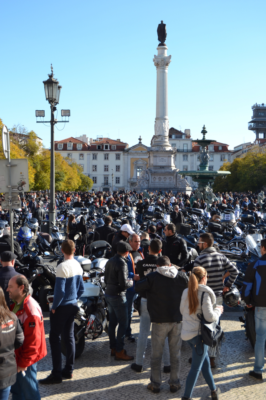 Manifestação de milhares de motociclistas no Rossio contra as medidas do Governo.
