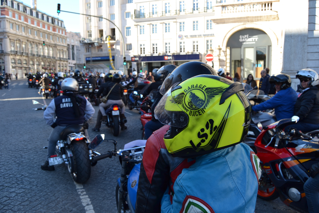 Manifestação de milhares de motociclistas no Rossio contra as medidas do Governo.