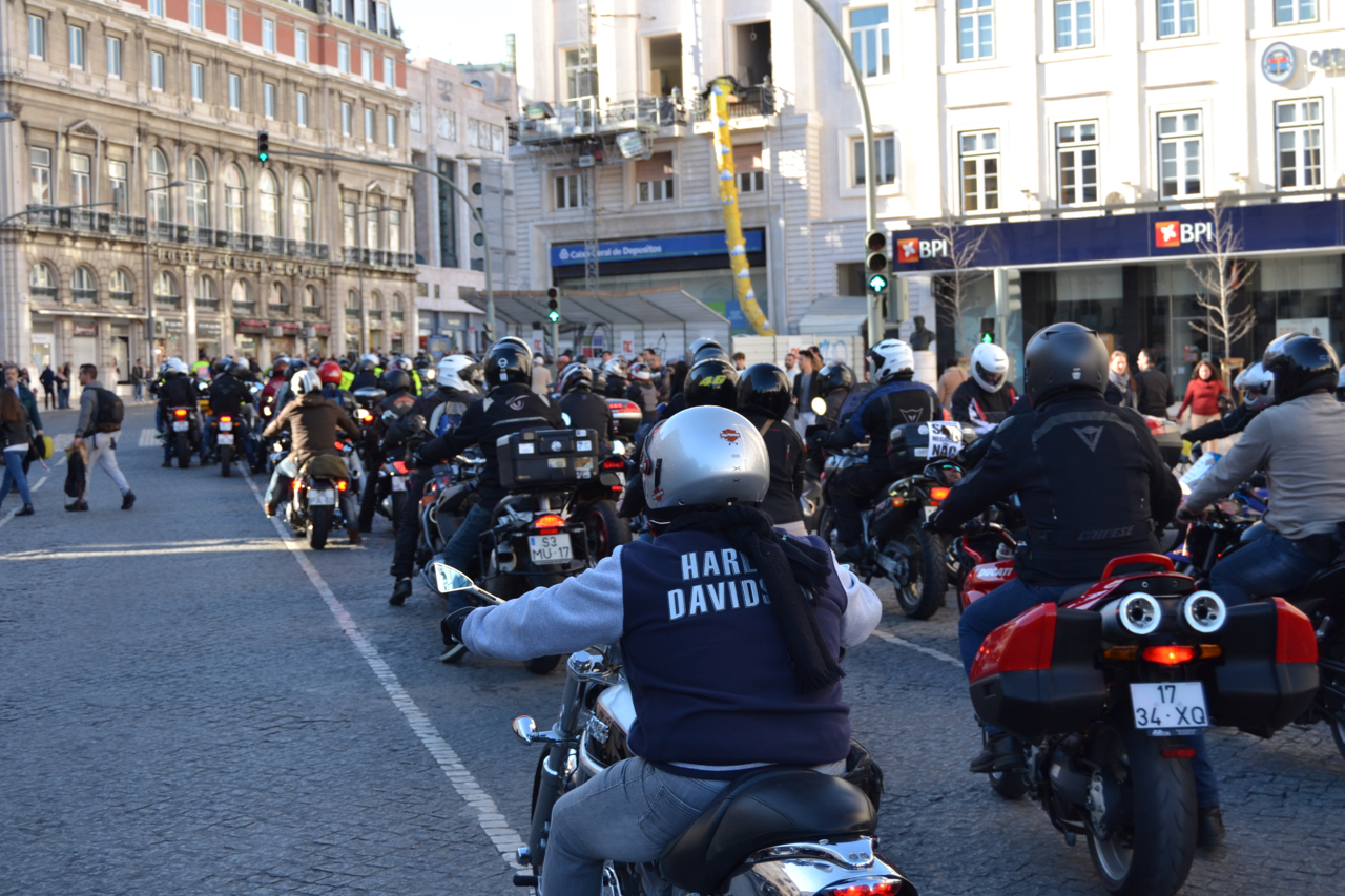 Manifestação de milhares de motociclistas no Rossio contra as medidas do Governo.