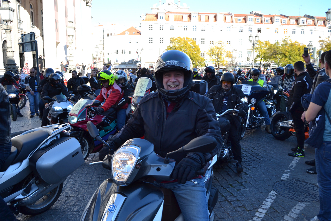 Manifestação de milhares de motociclistas no Rossio contra as medidas do Governo.