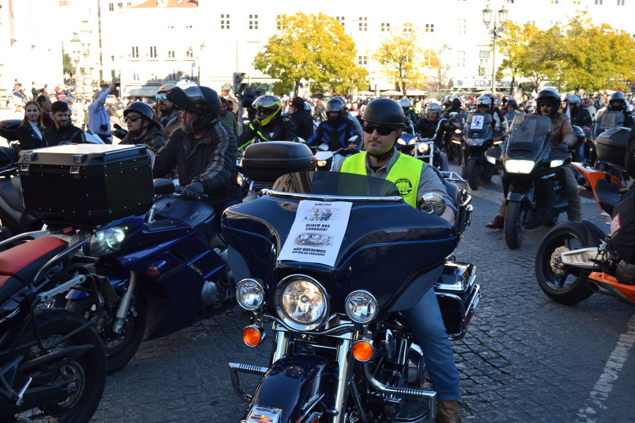 Manifestação de milhares de motociclistas no Rossio contra as medidas do Governo.