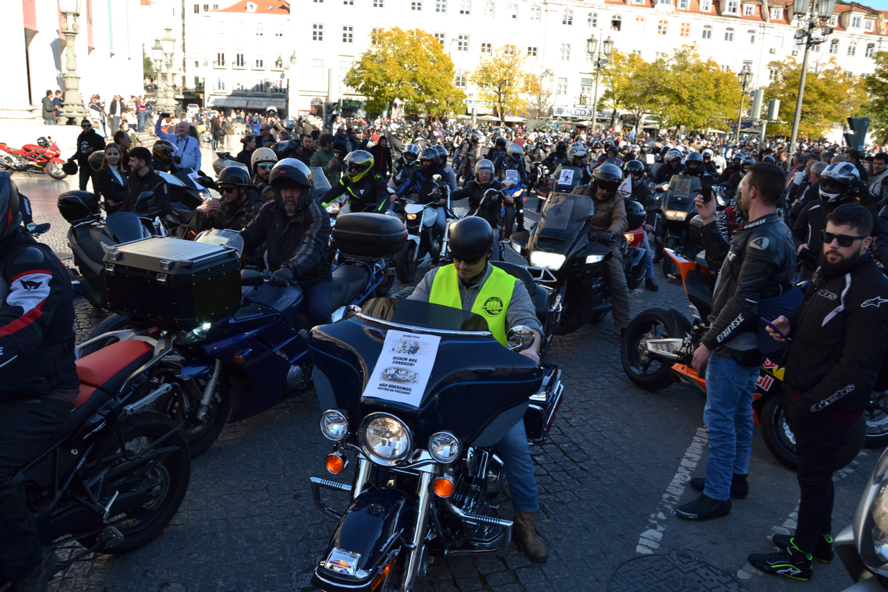 Manifestação de milhares de motociclistas no Rossio contra as medidas do Governo.