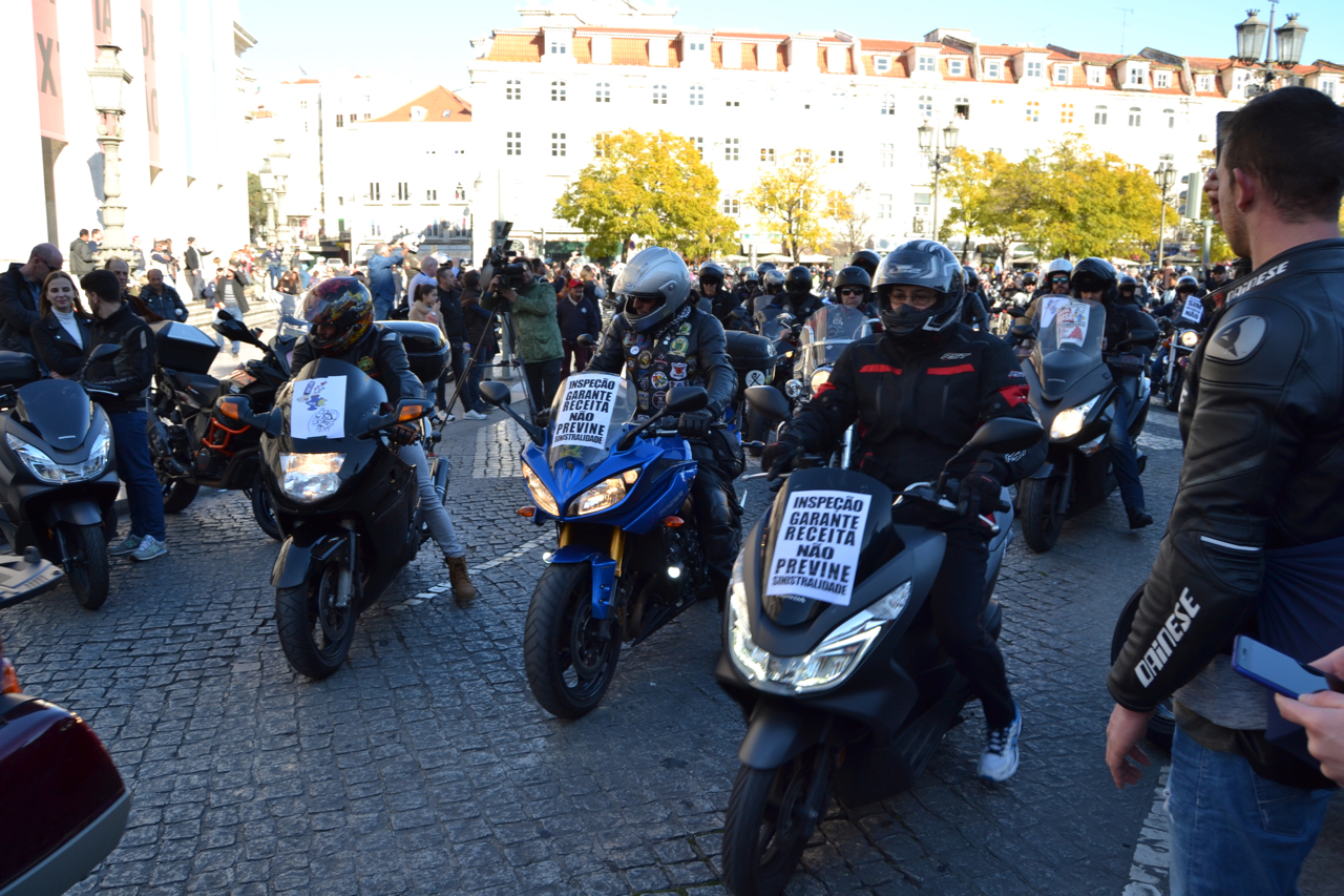 Manifestação de milhares de motociclistas no Rossio contra as medidas do Governo.