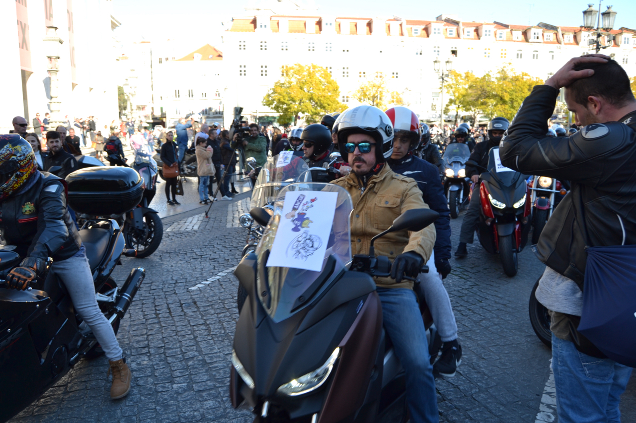 Manifestação de milhares de motociclistas no Rossio contra as medidas do Governo.