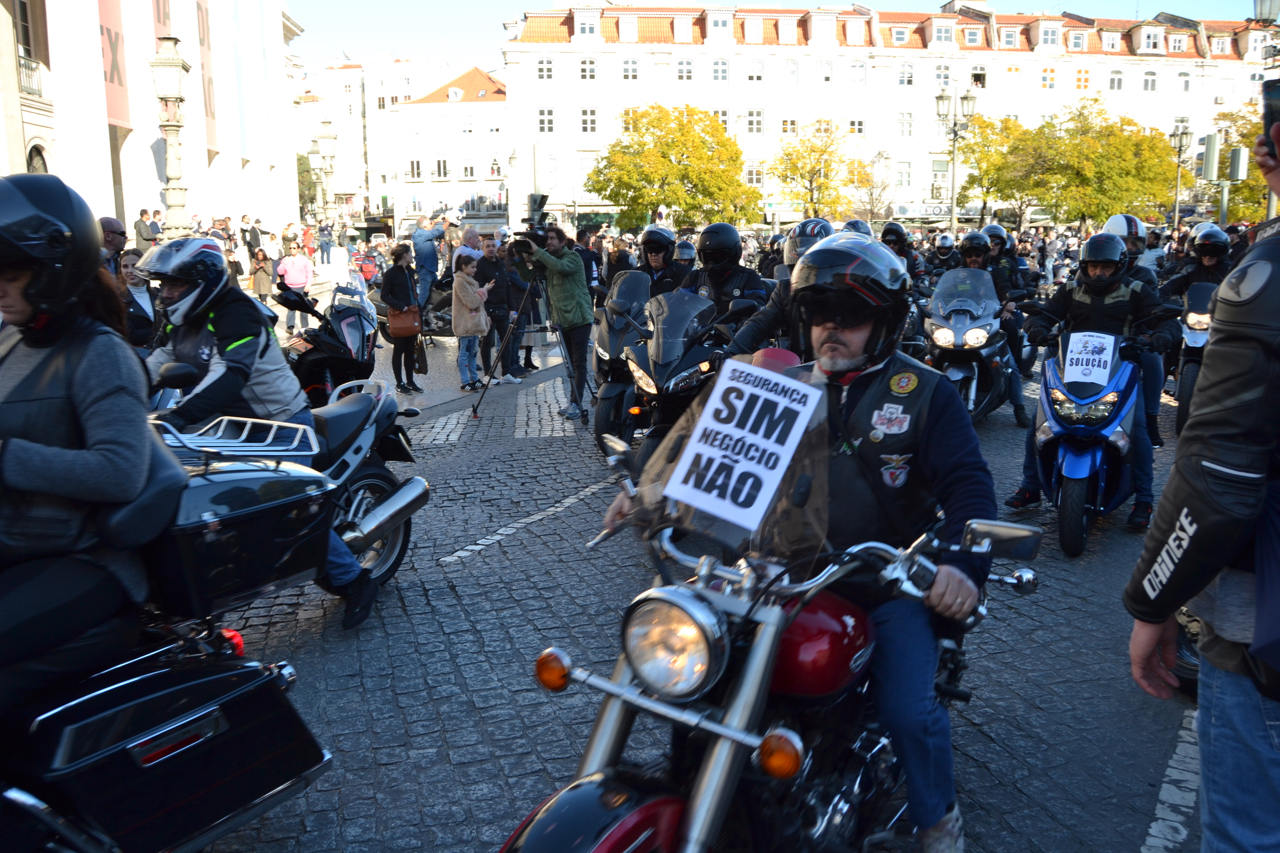Manifestação de milhares de motociclistas no Rossio contra as medidas do Governo.