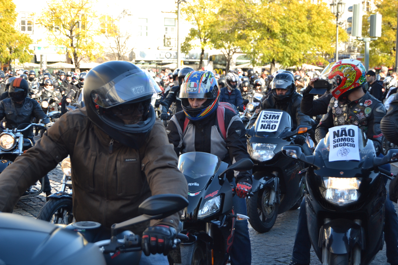 Manifestação de milhares de motociclistas no Rossio contra as medidas do Governo.