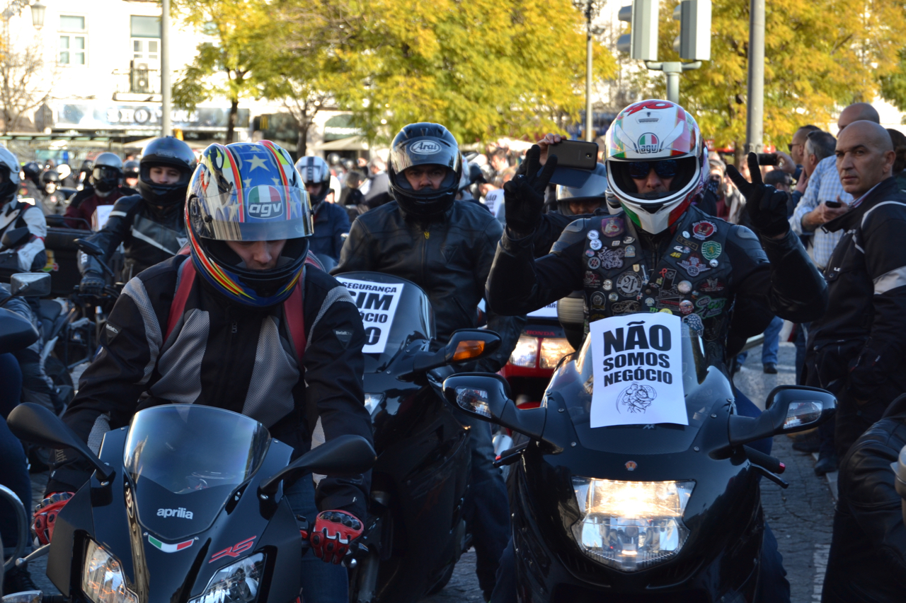 Manifestação de milhares de motociclistas no Rossio contra as medidas do Governo.