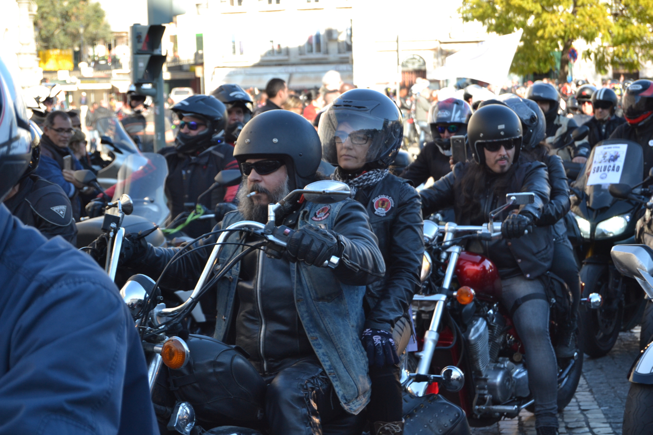 Manifestação de milhares de motociclistas no Rossio contra as medidas do Governo.