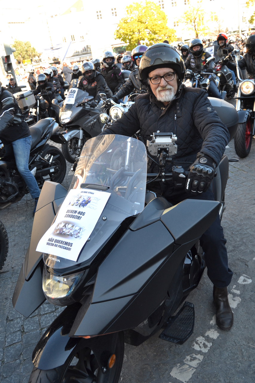 Manifestação de milhares de motociclistas no Rossio contra as medidas do Governo.