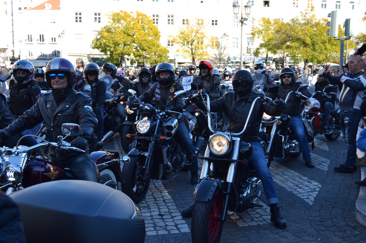 Manifestação de milhares de motociclistas no Rossio contra as medidas do Governo.