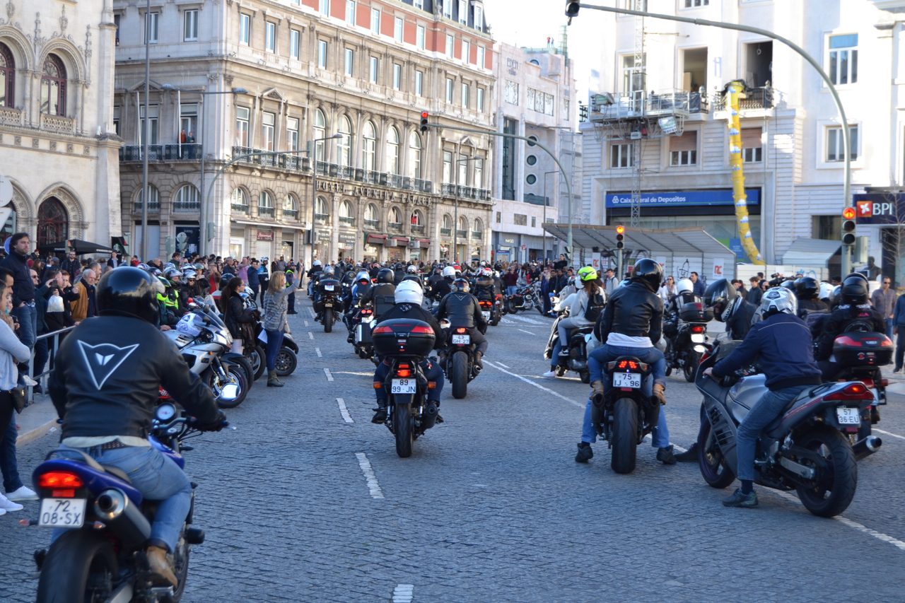 Manifestação de milhares de motociclistas no Rossio contra as medidas do Governo.