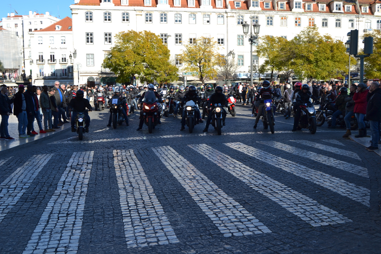 Manifestação de milhares de motociclistas no Rossio contra as medidas do Governo.