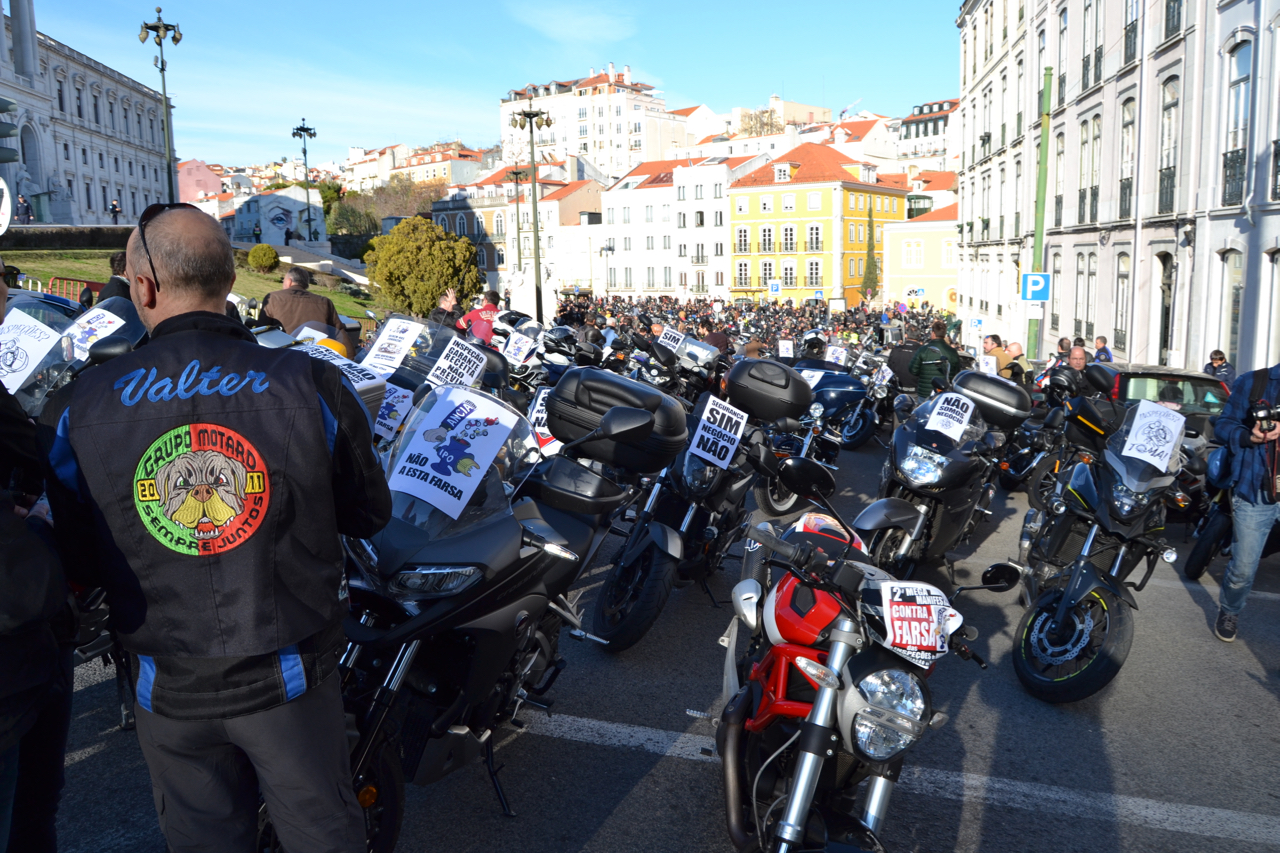 Manifestação de milhares de motociclistas no Rossio contra as medidas do Governo.