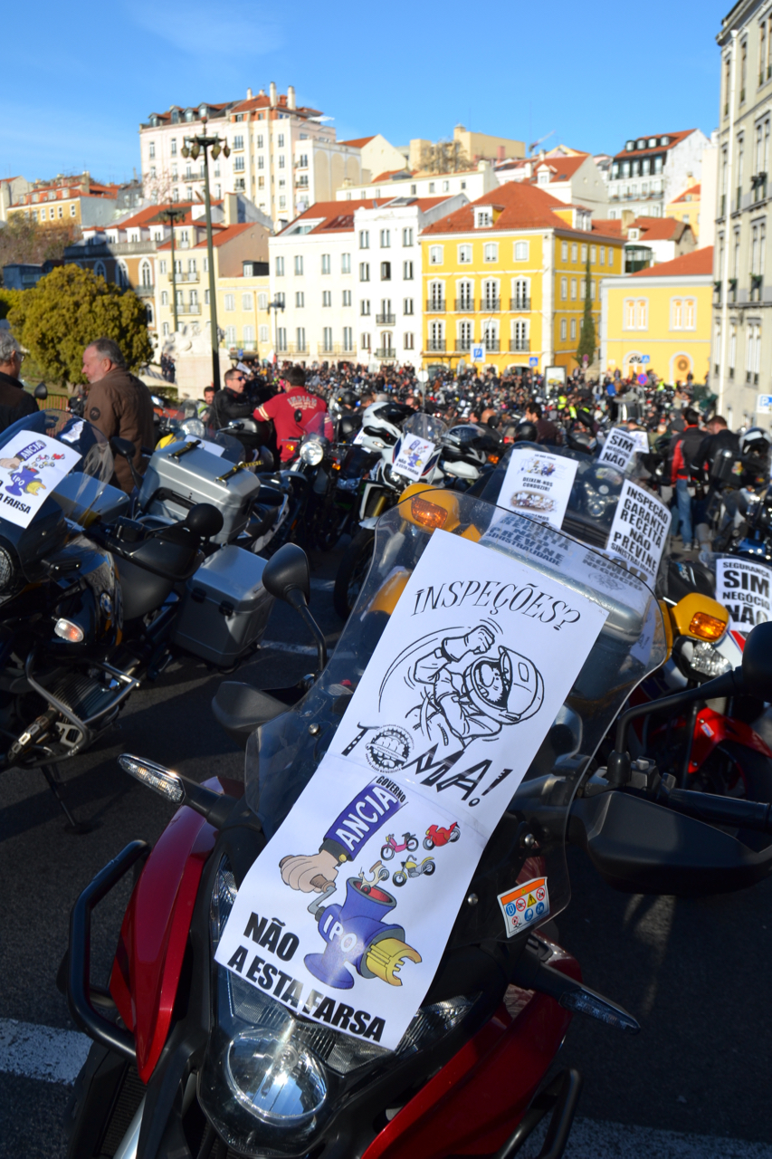 Manifestação de milhares de motociclistas no Rossio contra as medidas do Governo.