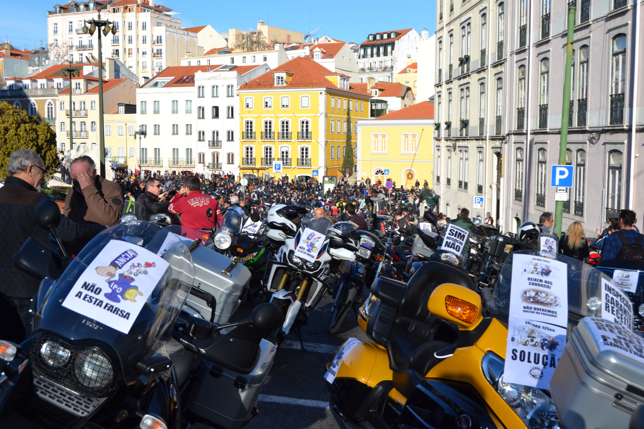 Manifestação de milhares de motociclistas no Rossio contra as medidas do Governo.