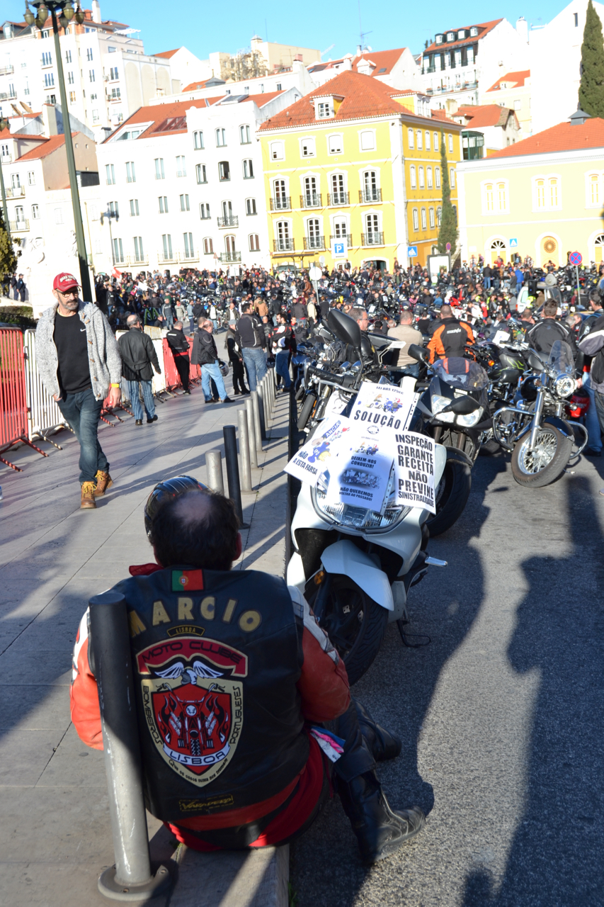 Manifestação de milhares de motociclistas no Rossio contra as medidas do Governo.
