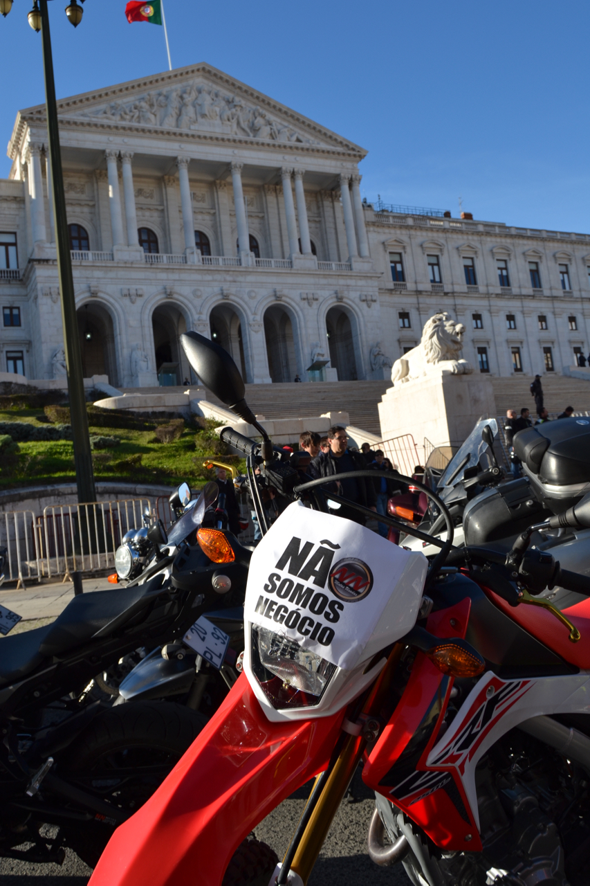 Manifestação de milhares de motociclistas no Rossio contra as medidas do Governo.