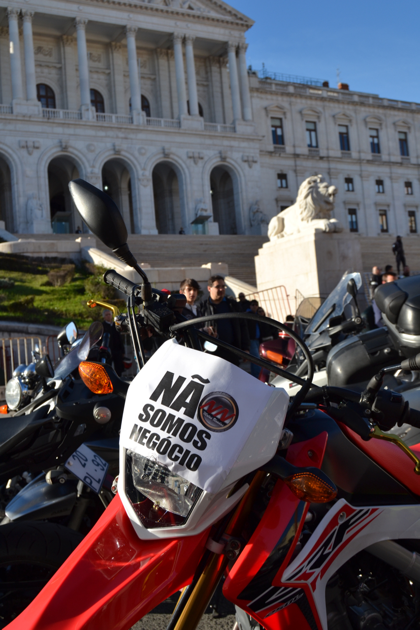 Manifestação de milhares de motociclistas no Rossio contra as medidas do Governo.