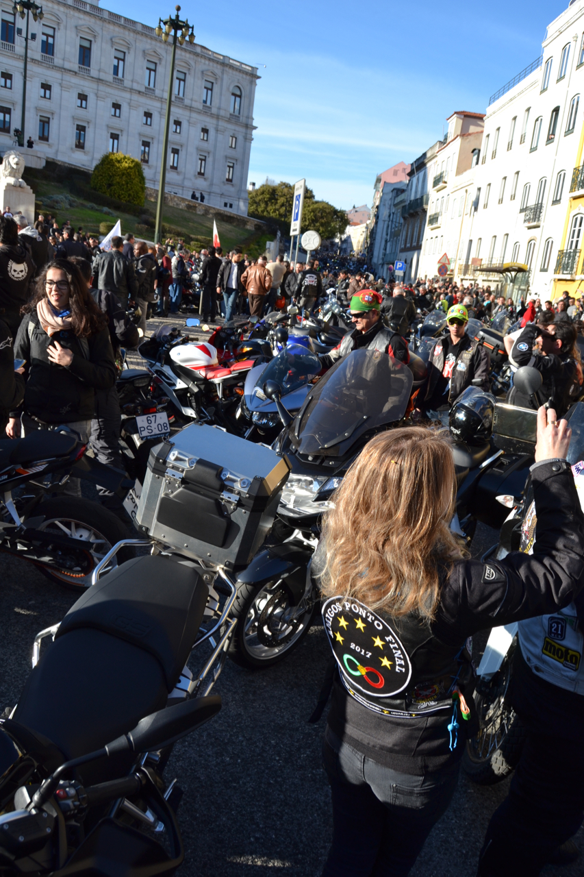 Manifestação de milhares de motociclistas no Rossio contra as medidas do Governo.
