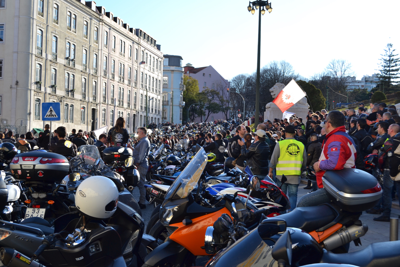 Manifestação de milhares de motociclistas no Rossio contra as medidas do Governo.