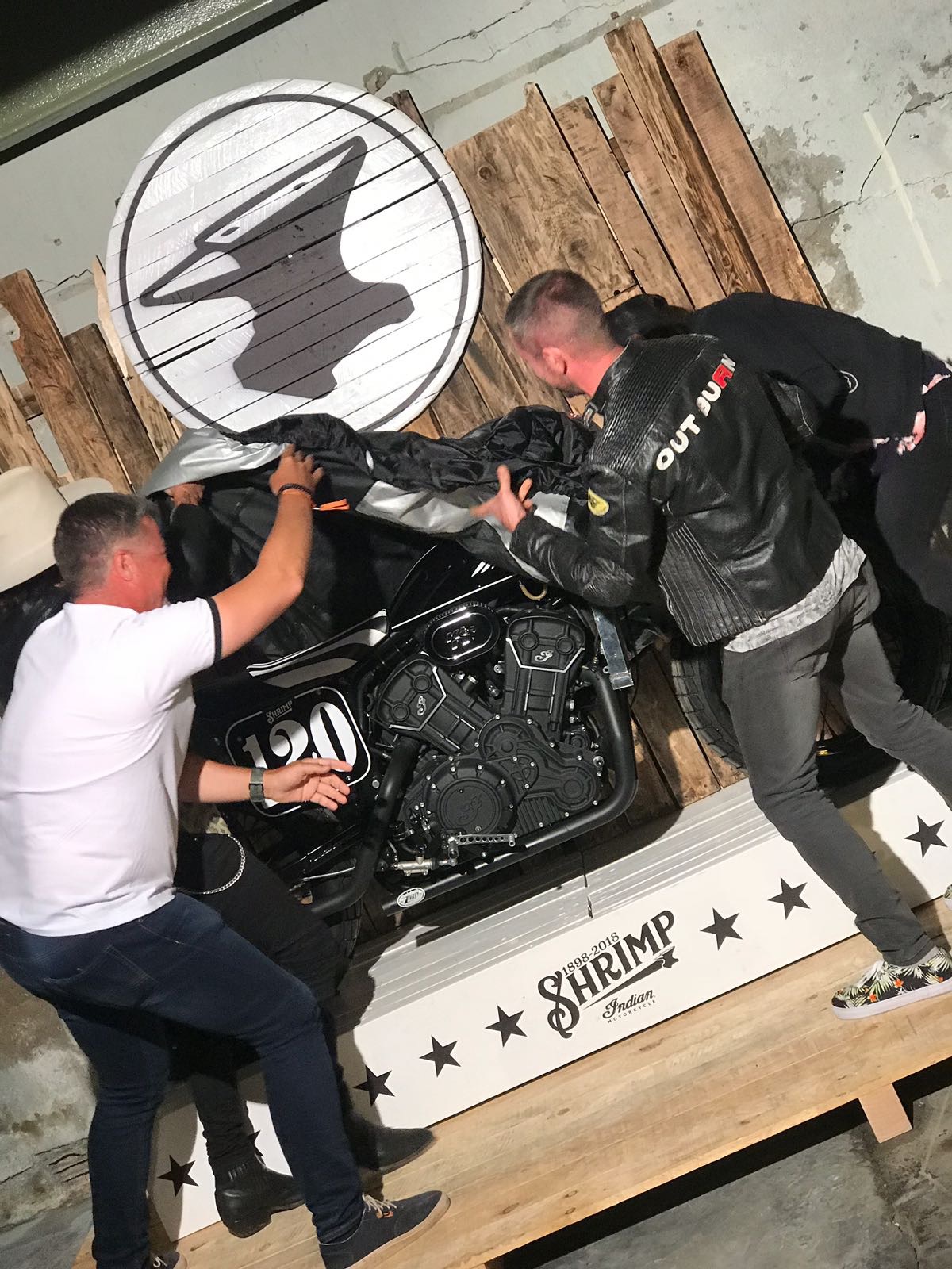 O Atelier Anvil Motociclette apresentou uma deslumbrante Flat Tacker no festival Wheels & Waves