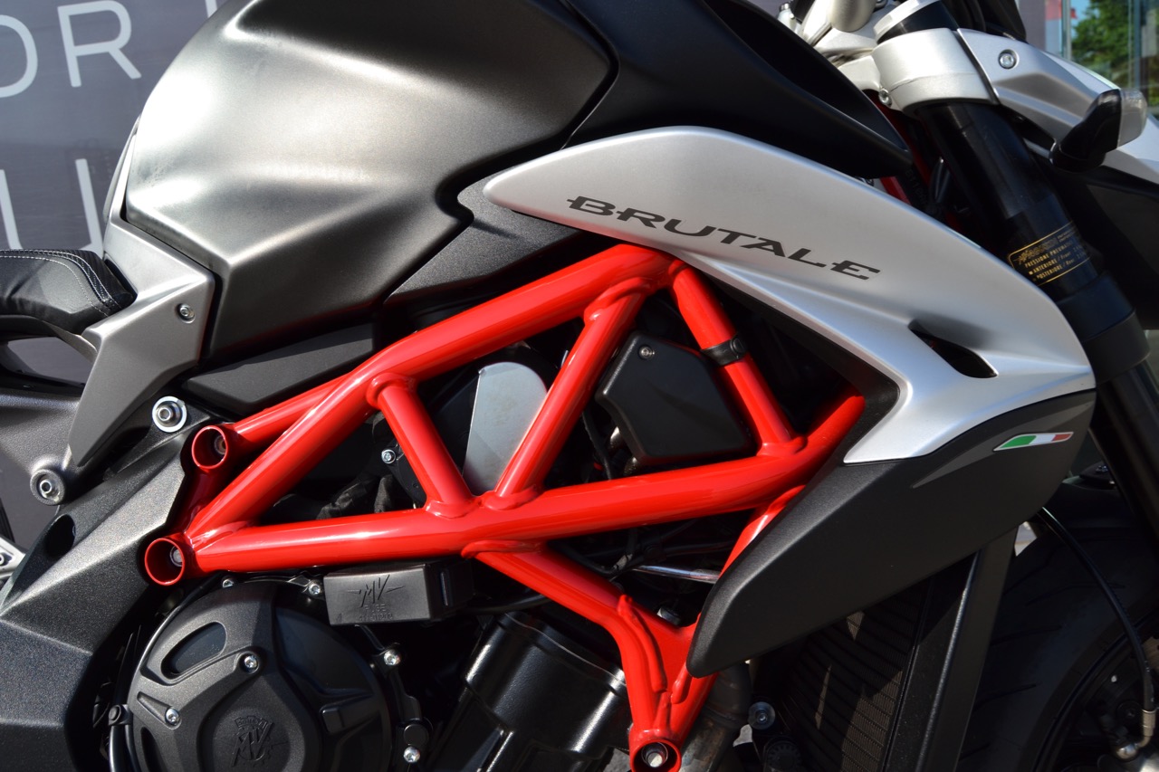 Ensaio MV Agusta Brutale 800 de 2018 – “the Screamer”