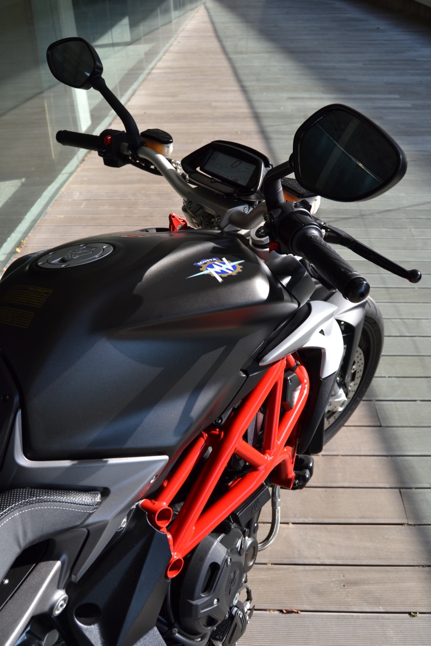 Ensaio MV Agusta Brutale 800 de 2018 – “the Screamer”