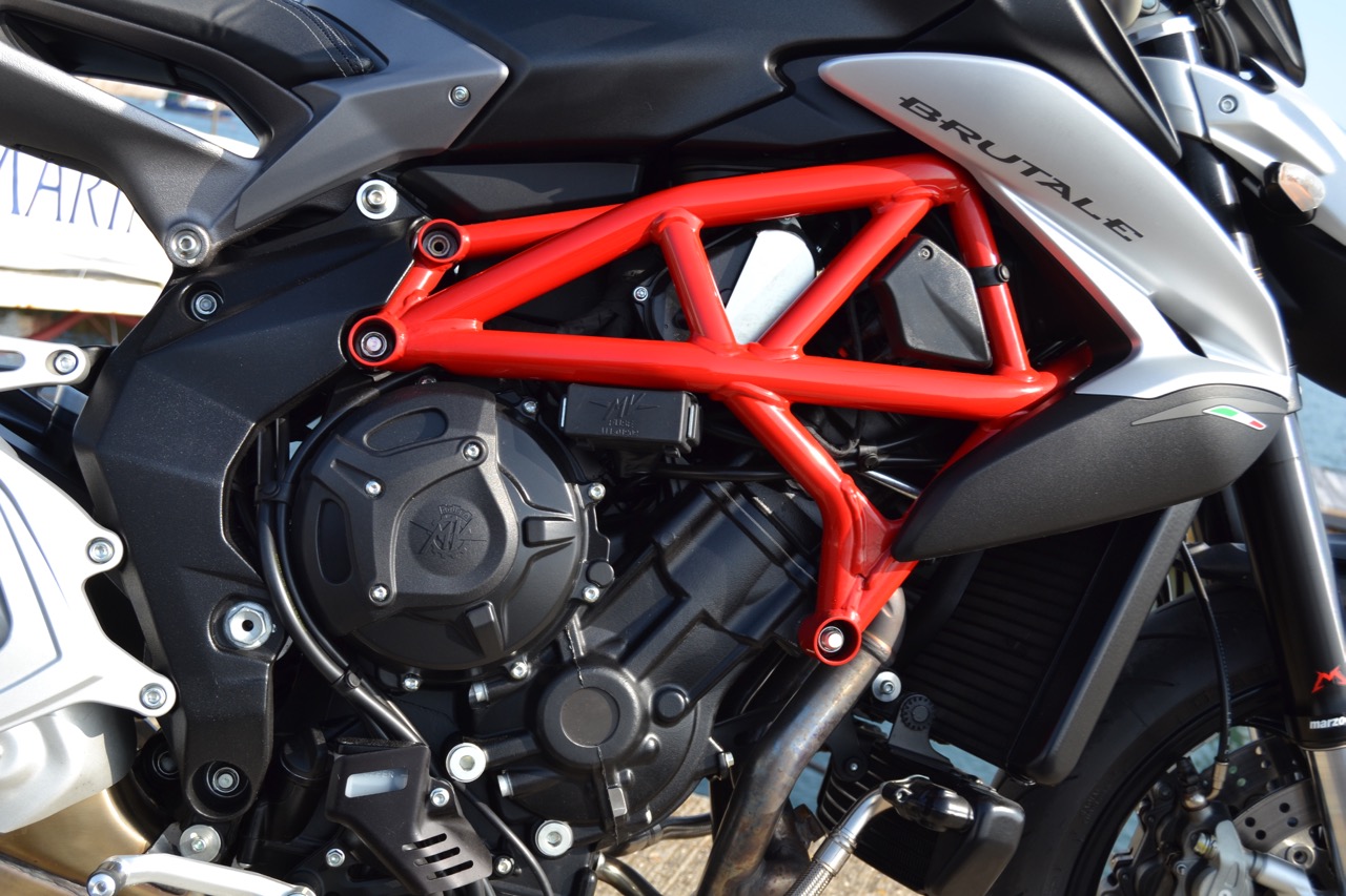 Ensaio MV Agusta Brutale 800 de 2018 – “the Screamer”