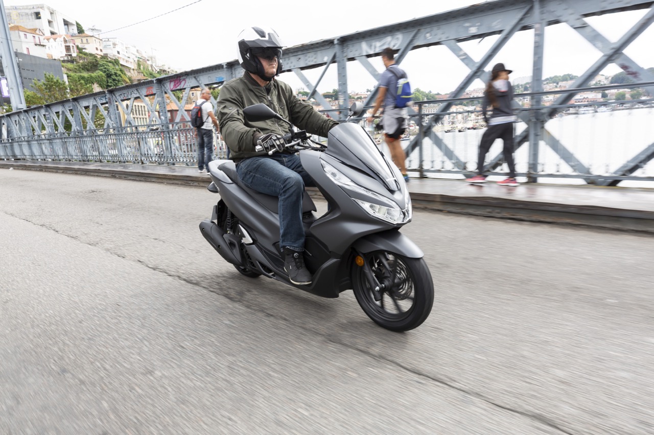 Ensaio Honda PCX 125 de 2018 – Renovar para Liderar