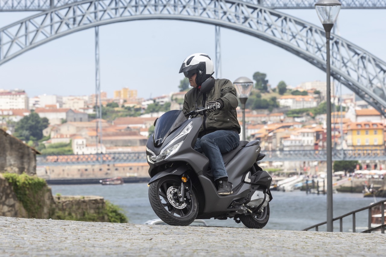 Ensaio Honda PCX 125 de 2018 – Renovar para Liderar