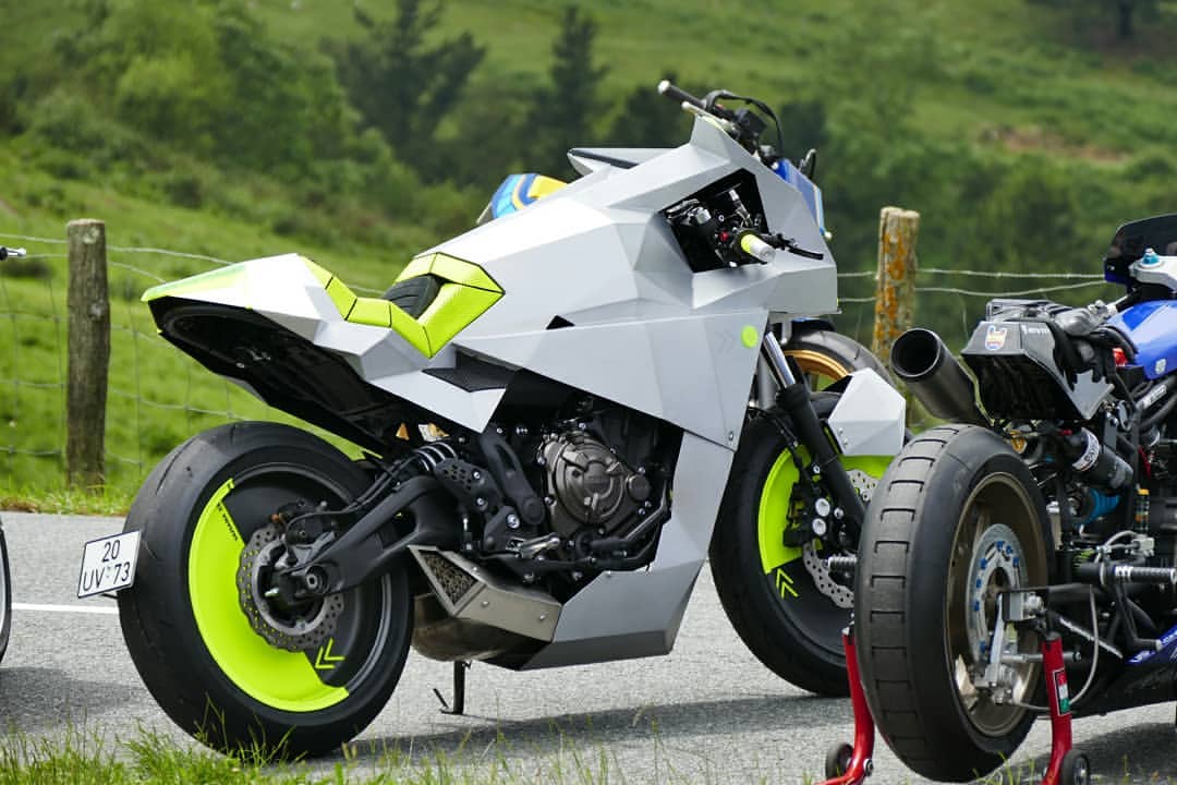“The OutRun”- A Yard Built XSR700 da Ton-up Garage 