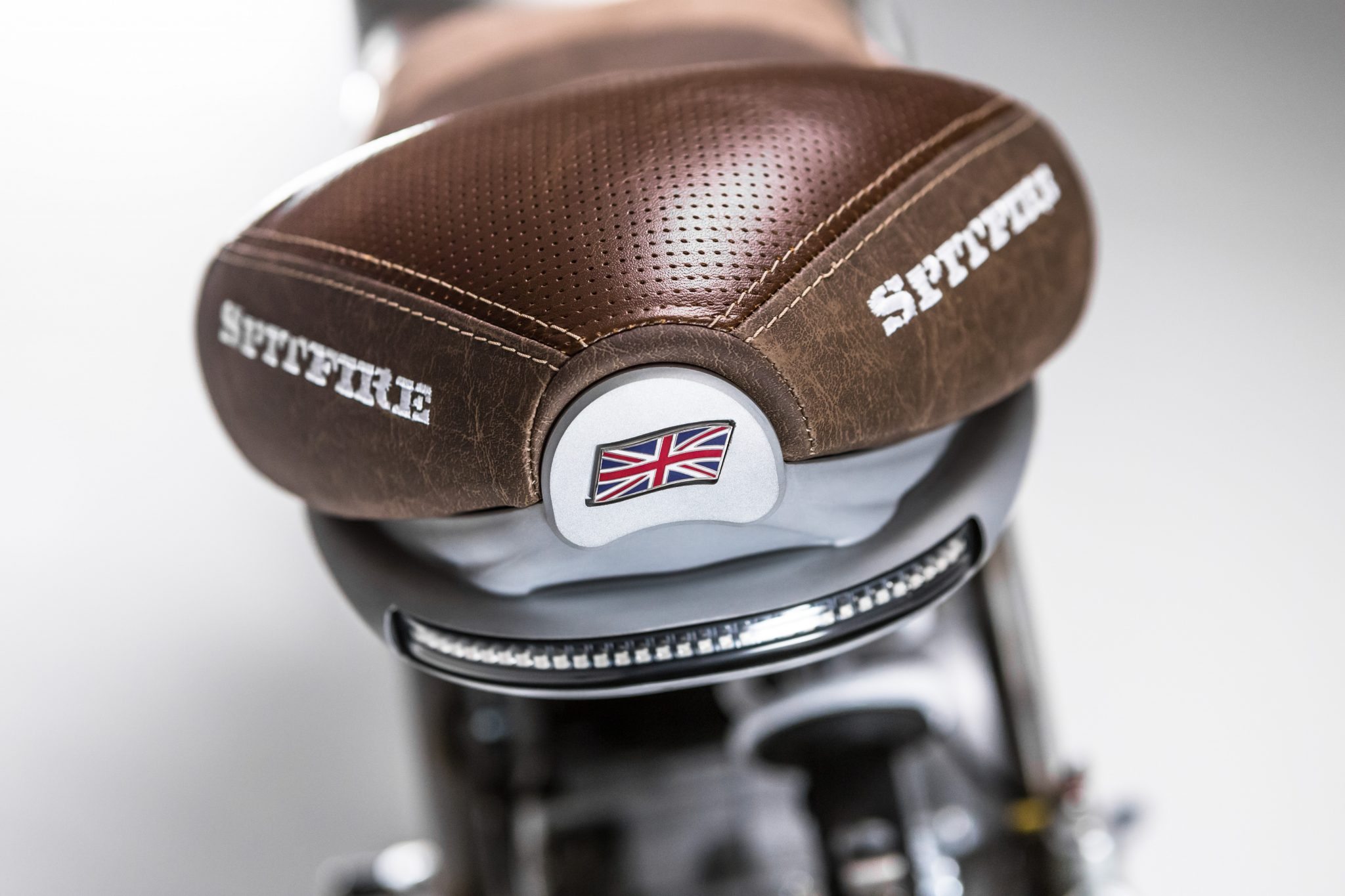 Scrambler CCM Spitfire – Uma obra de arte de edição limitada da divisão “SkunkwerX”